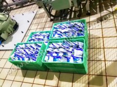 乳品厂使用机器人自动将百利包装周转箱流水线案例